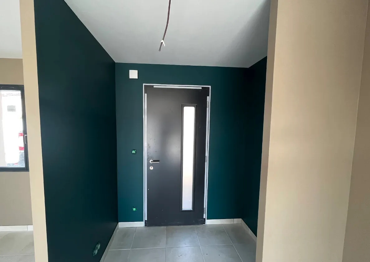 Entrée de maison peinte en vert profond, travail de peinture décorative d'un peintre à Albi