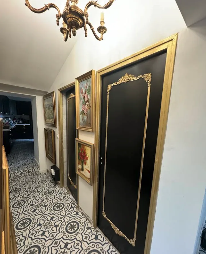 Couloir avec portes laquées noir et or, peinture décorative réalisée par un peintre à Albi